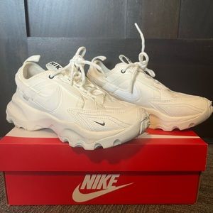 Nike TC 7900 Women’s Sneaker Size 6